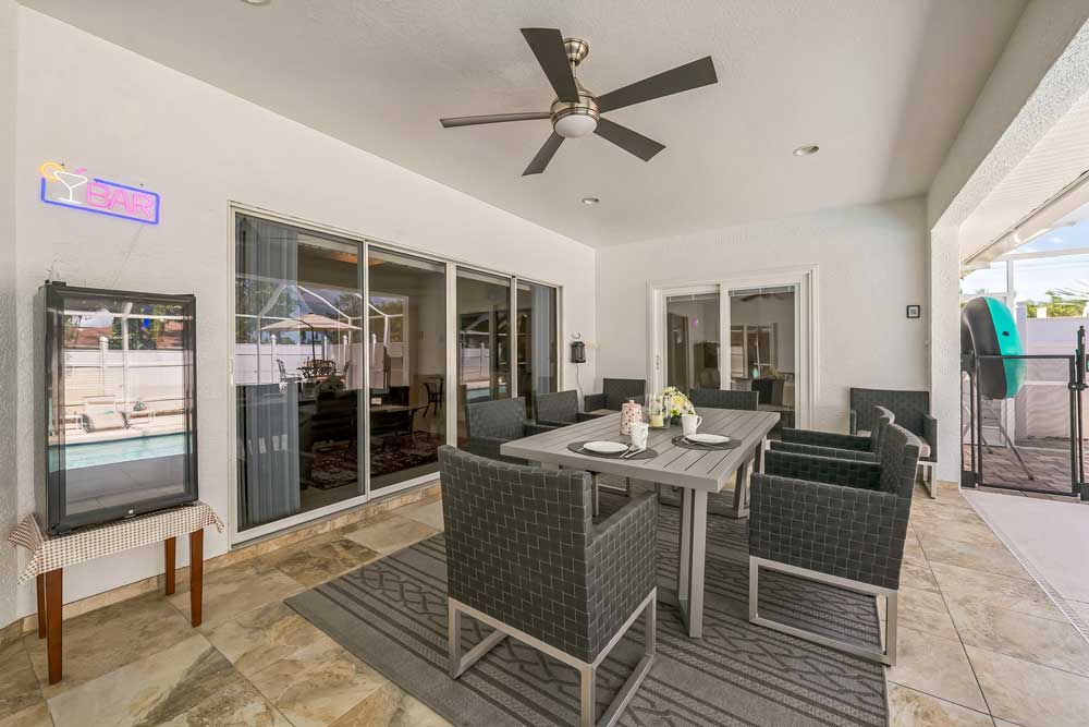 Exklusive Möbel aus Aluminium / Edelstahl samt waschbaren Auflagen im überdachten Lanaibereich. Exklusive Möbel aus Aluminium / Edelstahl samt waschbaren Auflagen im überdachten Lanaibereich.