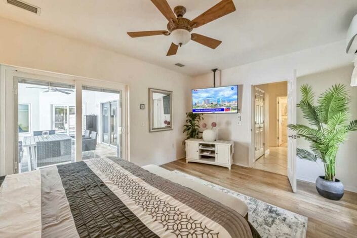 Grosse Kingsize-Betten, TV, eigene Split-Klima in der Palm Suite, Villa FloridaDream