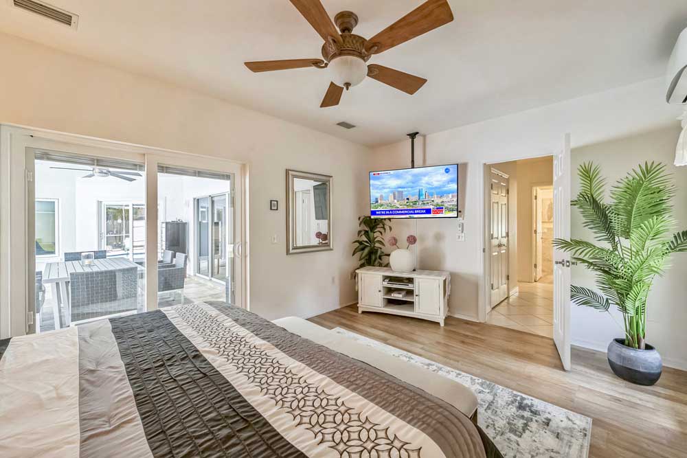 Grosse Kingsize-Betten, TV, eigene Split-Klima in der Palm Suite, Villa FloridaDream